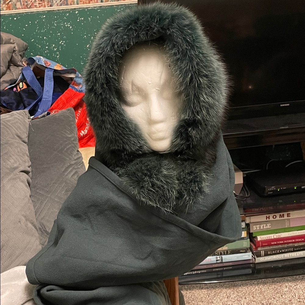 Green fox Fur-Trimmed wool cashmere Hooded wrap Scarf- like new